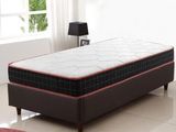 une image représentant un lit situé dans une chambre avec un tapis rouge