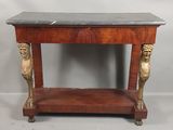 une vieille table en bois avec un plateau en marbre sur lequel sont représentés deux lions