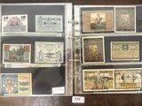 tout un tas de timbres différents sur un classeur posé sur une table