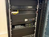 une photo d'un rack contenant du matériel électronique dans une pièce
