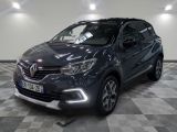 l'avant d'une voiture grise garée sur un sol à damier
