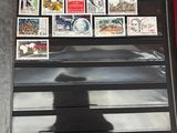 une photo d'un livre sur lequel sont collés des timbres et l'ombre d'un homme