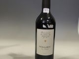 une bouteille de vin à côté d'un verre de vin