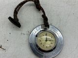 une petite horloge accrochée sur le bord d'une table