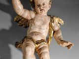 une image représentant une statue d'ange suspendue au plafond