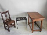 deux chaises en bois et une petite table dans une pièce