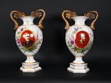 deux vases blancs sur lesquels figurent les portraits d'un homme et d'une femme