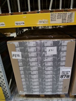 une grande boîte posée sur une étagère dans un magasin