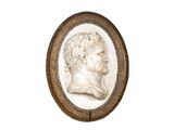 un portrait ancien sculpté représentant une femme coiffée d'une couronne