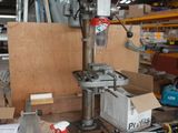une machine posée sur une table dans un entrepôt