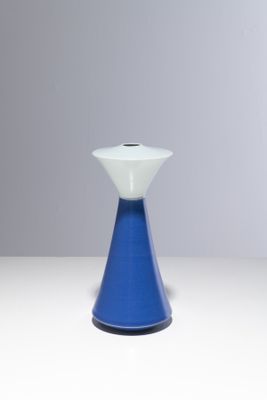 un vase bleu et blanc posé sur une table blanche