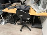 un bureau avec un ordinateur et une chaise devant