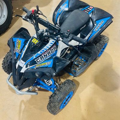 une photo d'un quad bleu et noir dans un showroom