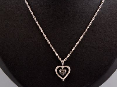 Collier en or blanc 18k 750°/°°, poinçon 750, à maille torsa…