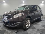 nissan qxv dans une salle d'exposition au sol en damier