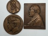 un gros plan sur une plaque métallique sur laquelle figure la photo d'un homme