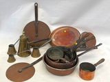 de nombreux types de casseroles et de poêles sur la table