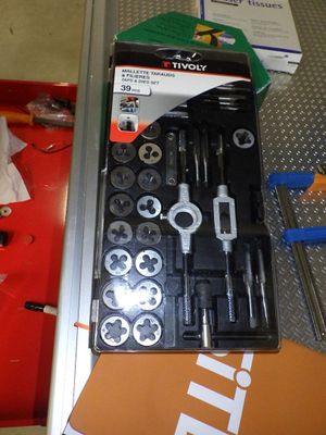 une boîte à outils posée sur une table à côté d'un bac à outils