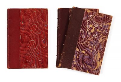 deux carnets en cuir rouge ornés de motifs complexes