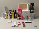une photo montrant divers produits de soins de la peau posés sur une table