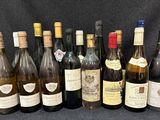 les nombreuses bouteilles de vin alignées sur la table
