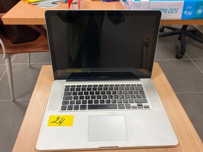 un ordinateur portable posé sur une table dans une pièce