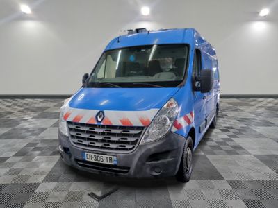 une photo d'une camionnette bleue garée dans un garage