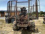 un tracteur qui est à l'arrêt dans la terre