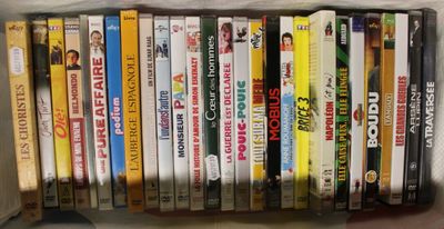 de nombreux DVD pour enfants rangés ensemble sur une étagère