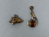 deux bijoux posés sur une table
