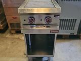 une cuisinière argentée avec deux feux sur le dessus