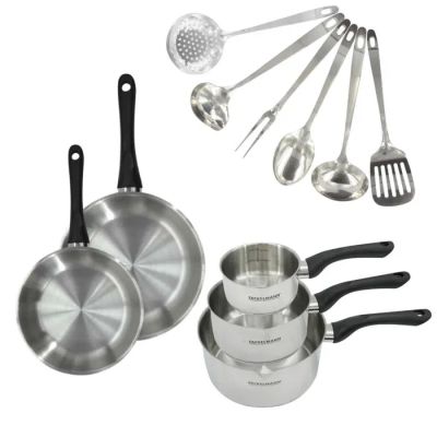 beaucoup de casseroles, de poêles et d'ustensiles sur la table