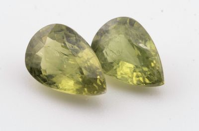 paire de deux tourmalines vertes sur fond blanc