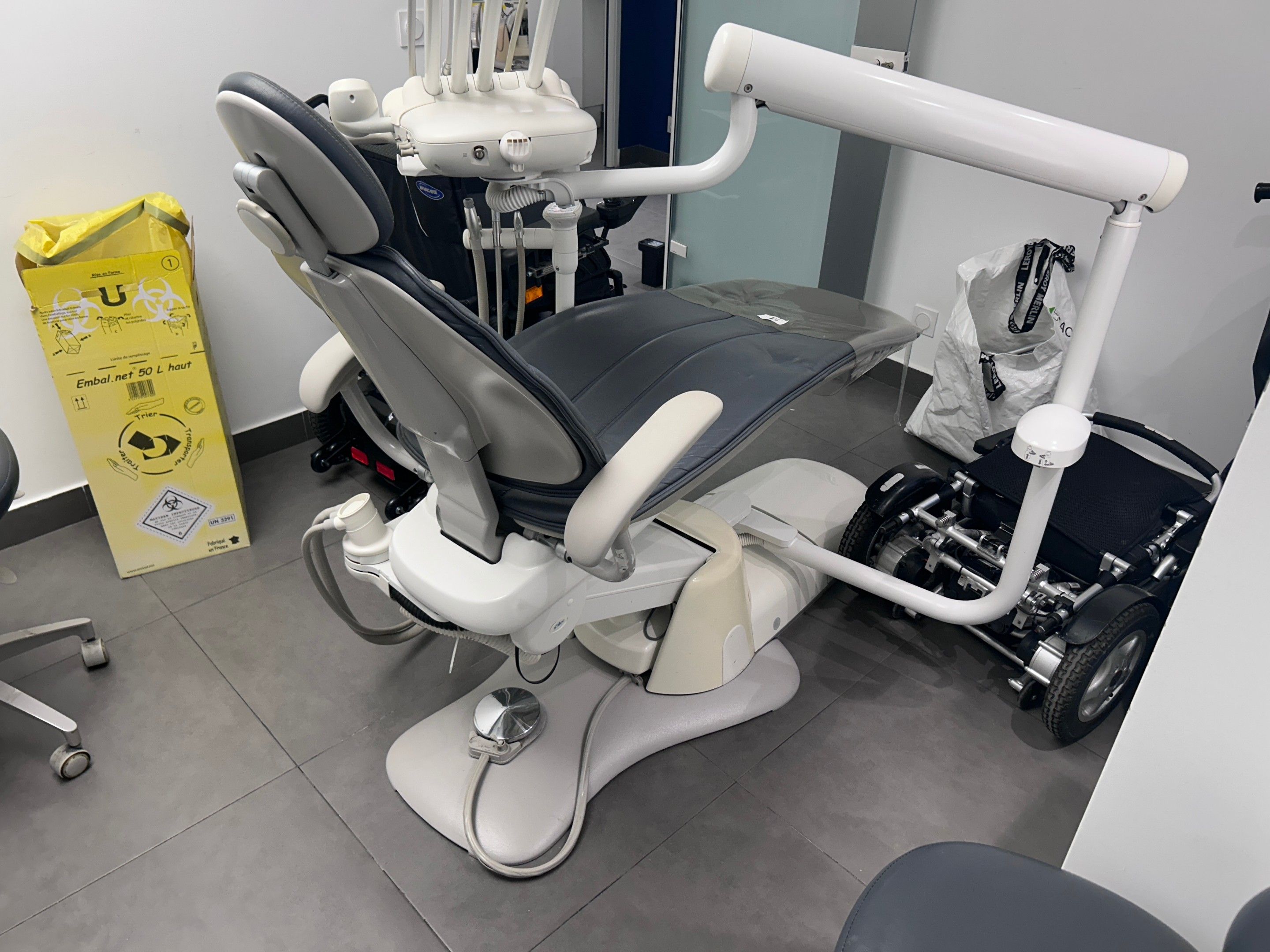 1 unité de dentiste de 2014 comprenant :