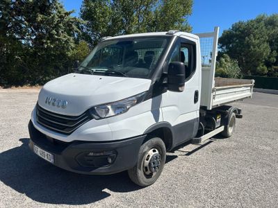 la photo d'un camion blanc garé sur un parking