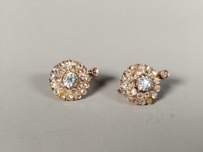 une paire de boucles d'oreilles en or serties de diamants blancs