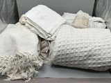 une valise posée par terre, contenant des couvertures