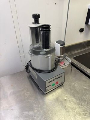 un robot ménager posé sur un plan de travail dans une cuisine