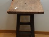 une petite table en bois avec un trou dans le plateau