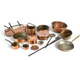 beaucoup de casseroles en cuivre sur la table