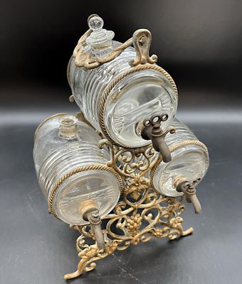 une figurine en argent et en or posée sur une table