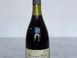 une bouteille de vin posée sur une table