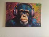 un tableau représentant un singe avec des écouteurs, accroché au mur