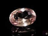 une image représentant un diamant rose et noir sur un fond noir