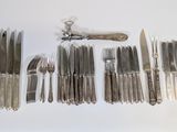 beaucoup d'argenterie sur une table avec un couteau et une fourchette