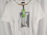 un t-shirt blanc avec l'image d'un squelette dessus