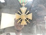 le reflet d'un homme tenant une médaille devant un miroir