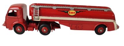 un camion jouet rouge et blanc avec une étiquette jaune dessus