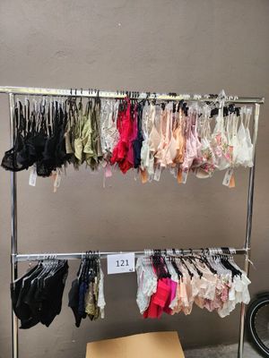 de nombreux soutiens-gorge suspendus à un portant dans un magasin