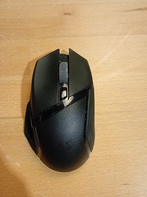 une souris d'ordinateur posée sur une table en bois